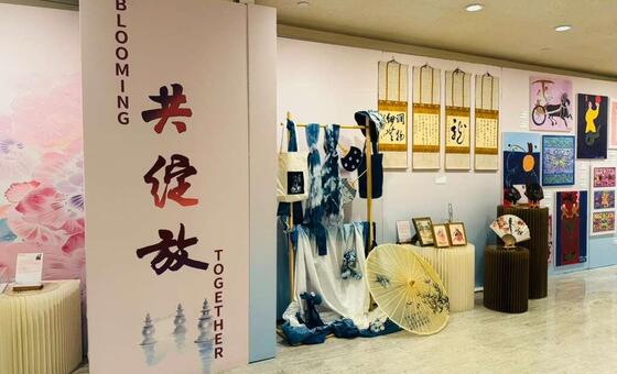 在纽约联合国总部举行的中国残疾人文创作品展“共绽放”。